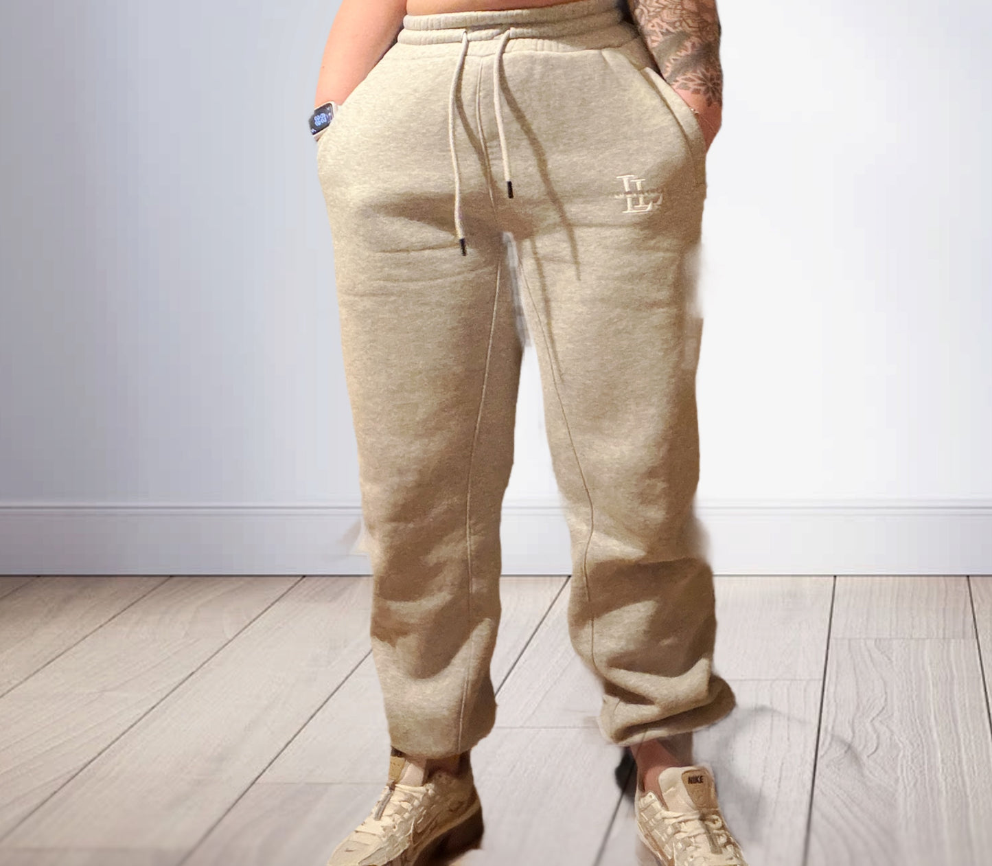 Joggers with cuffed bottoms and side pockets